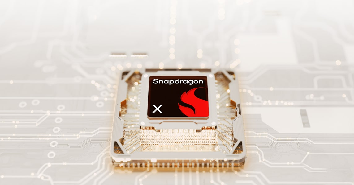 Procesor Snapdragon X umieszczony na brązowej i krystalicznej płycie głównej.