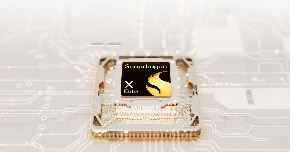 Procesor Snapdragon X Elite umieszczony na brązowej i krystalicznej płycie głównej.