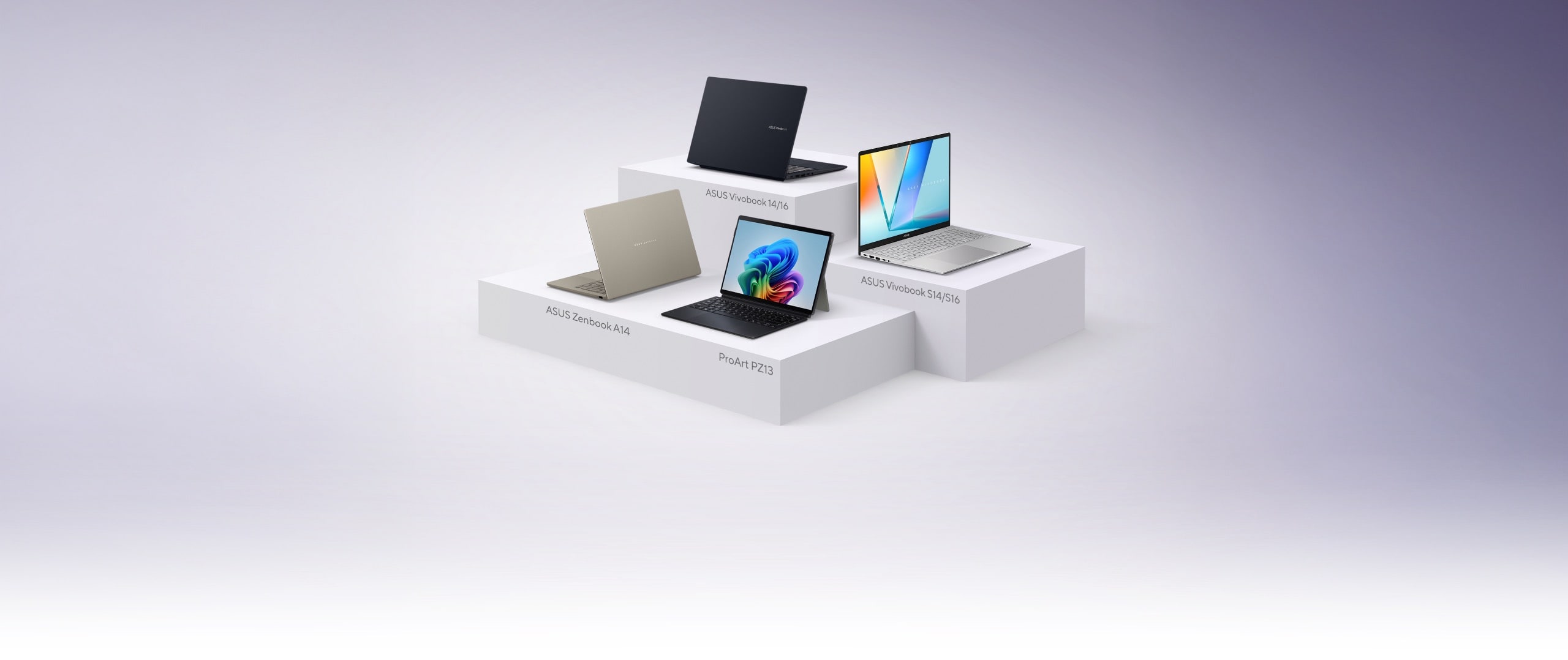 Quatro PCs ASUS Copilot+ abertos (2 Vivobook, 1 Zenbook, 1 ProArt) são colocados em quatro rodapés cinzentos claros de diferentes alturas. Cada computador portátil está virado para um lado diferente.