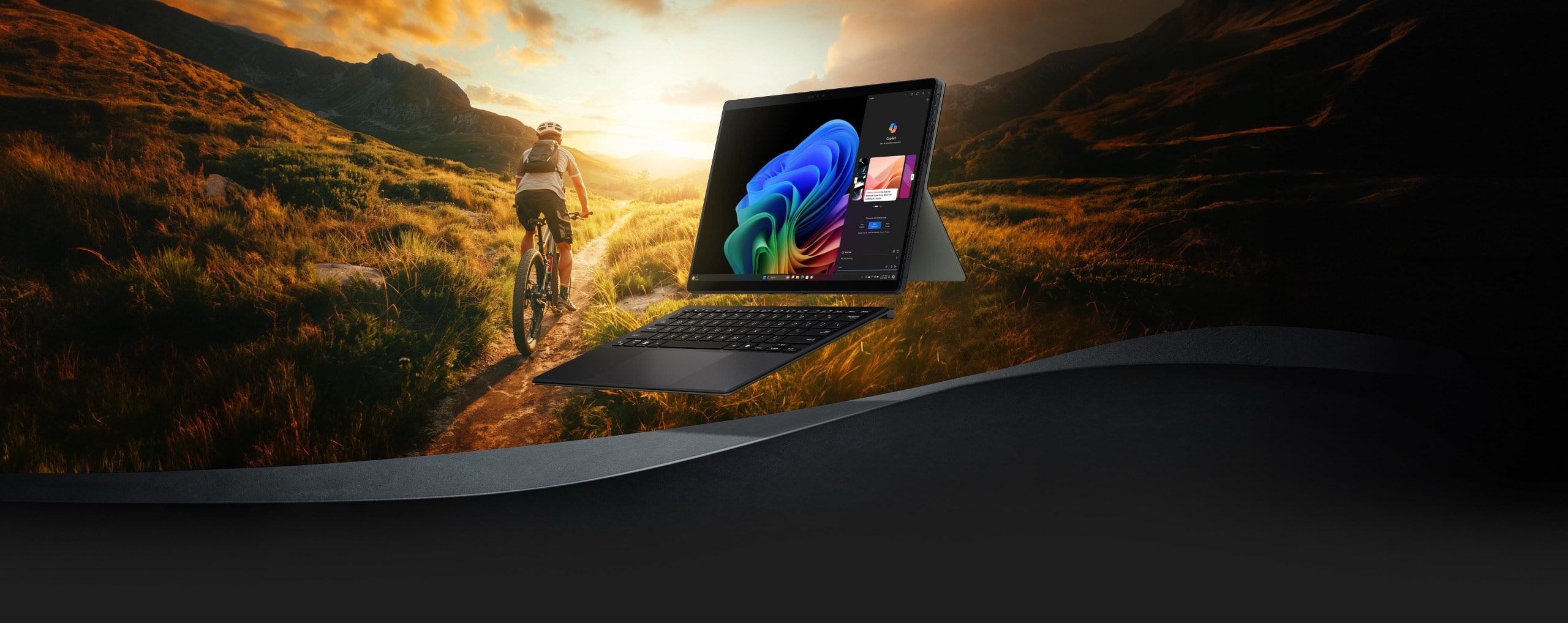 Afbeelding met een naar links gerichte laptop met fietsachtergrond en gebruikersinterface van videobewerking.