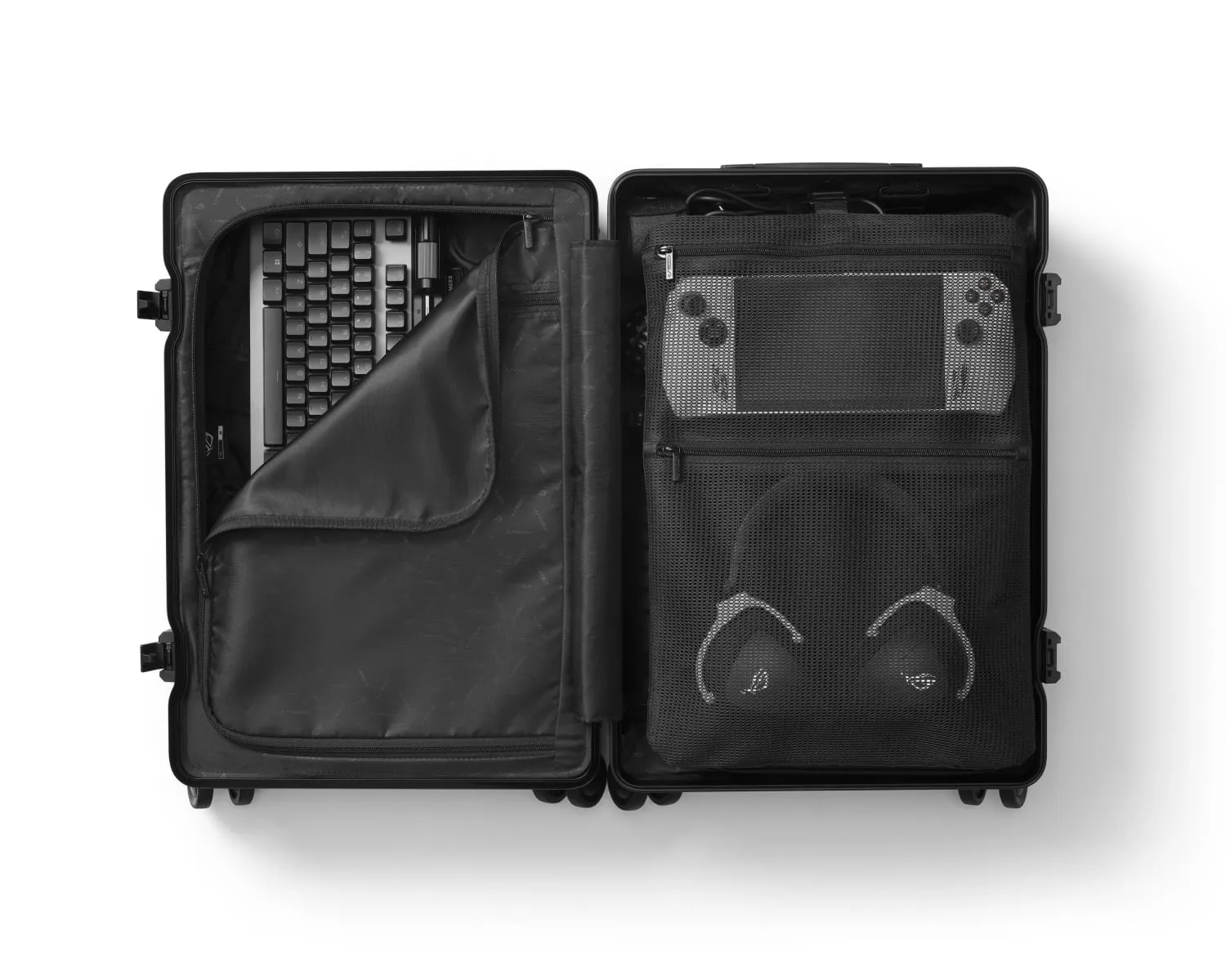 Pohľad na otvorenú batožinu ROG SLASH Hard Case, vo vnútri sú vidieť klávesnice, slúchadlá a handheld ROG Ally