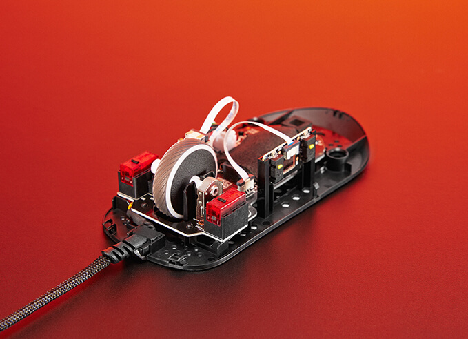Mysz ROG Keris Wireless AimPoint z otwartym panelem z pokazanymi znajdującymi się wewnątrz przełącznikami ROG Micro