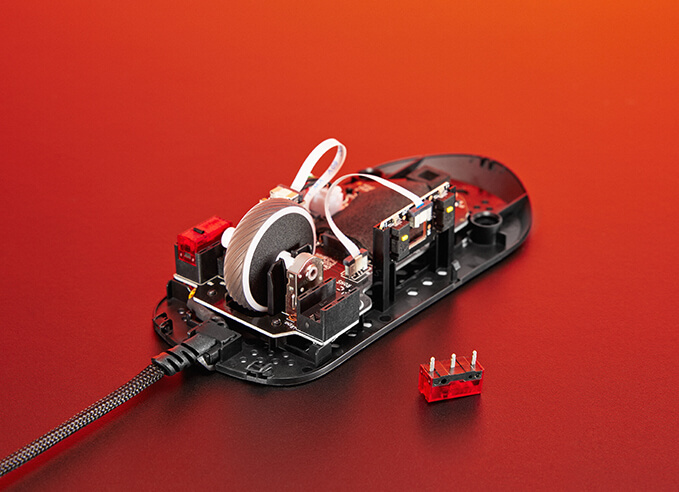 Une image d'une ROG Strix Impact III ouverte pour révéler les prises pour les switches interchangeables.