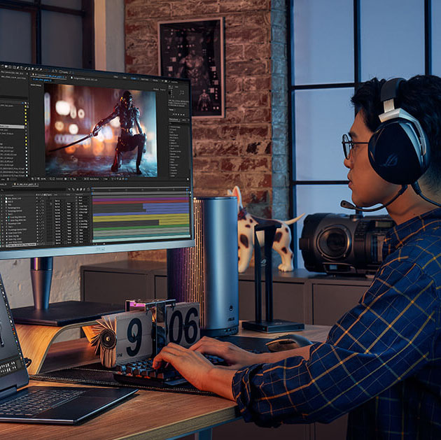 A professional content creator using ASUS ProArt Studiobook laptop and ProArt Monitor to edit a video on his workstation desk. Capturas de pantalla de productos Adobe reimpresas con permiso de Adobe.