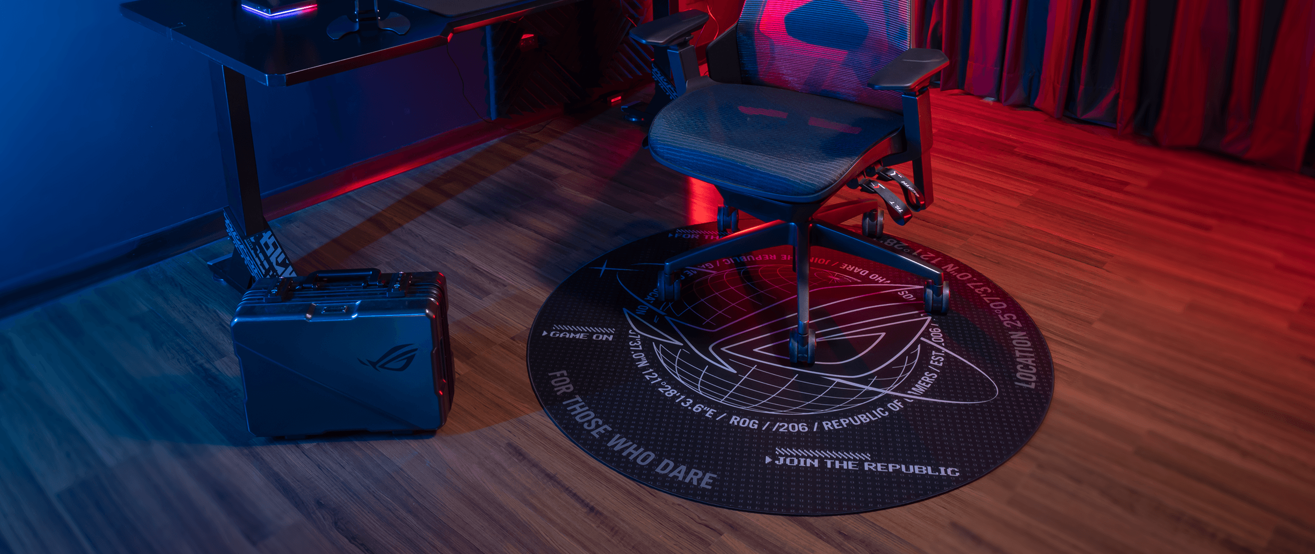 Podložka ROG Cosmic Mat je umístěna na podlaze pod herním křeslem ROG Destrier Ergo.