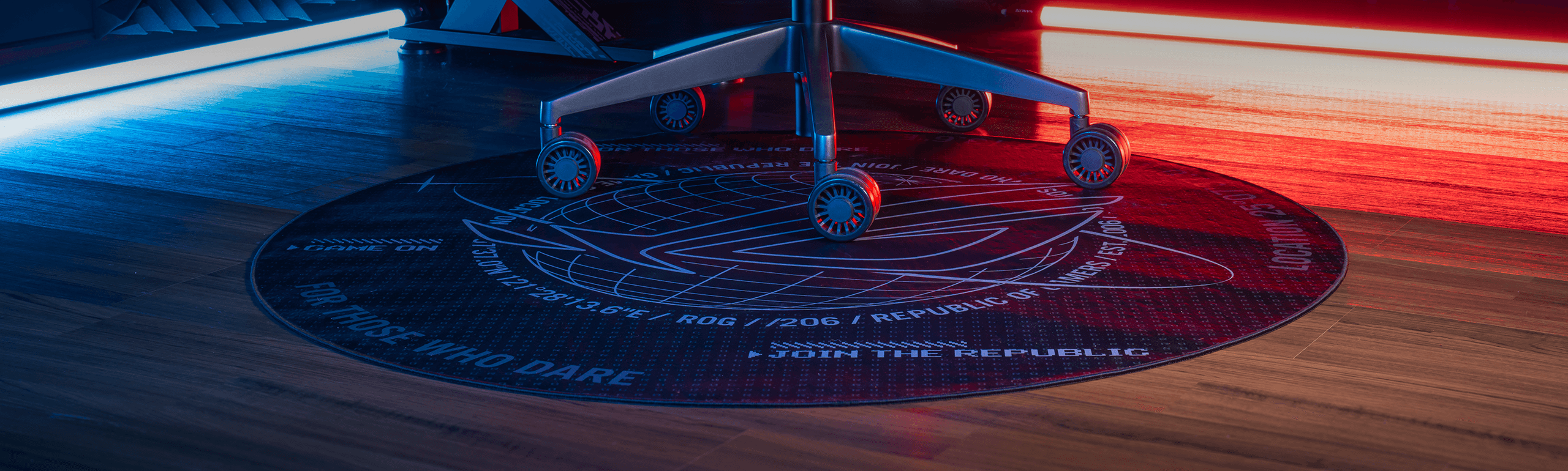 ROG Cosmic Mat на підлозі під геймерським кріслом ROG Destrier Ergo