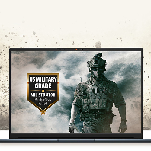 un ordinateur portable ASUS avec un badge MIL-STD 810H de l'armée américaine et un soldat sur le fond d'écran avec de la terre en arrière-plan
