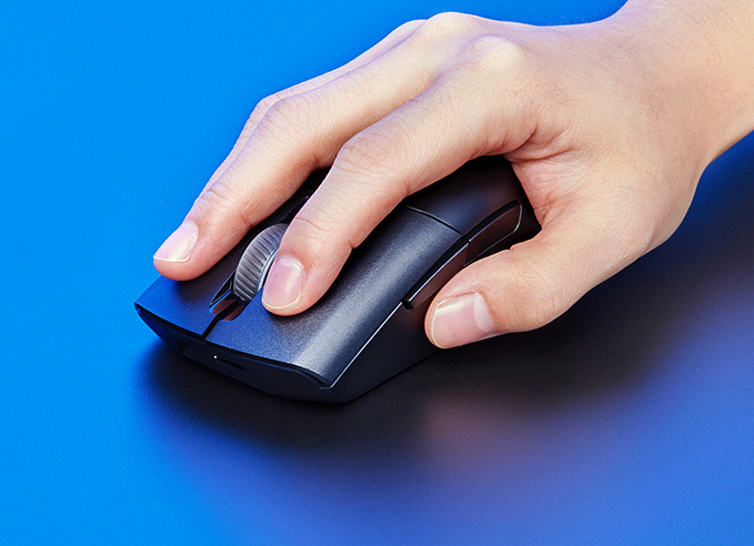 Dłoń klikająca myszą ROG Keris Wireless AimPoint