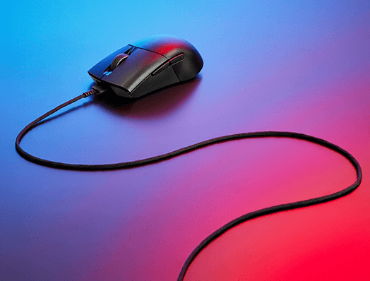 Czarna mysz ROG Keris Wireless AimPoint z podłączonym elastycznym kablem ROG Paracord