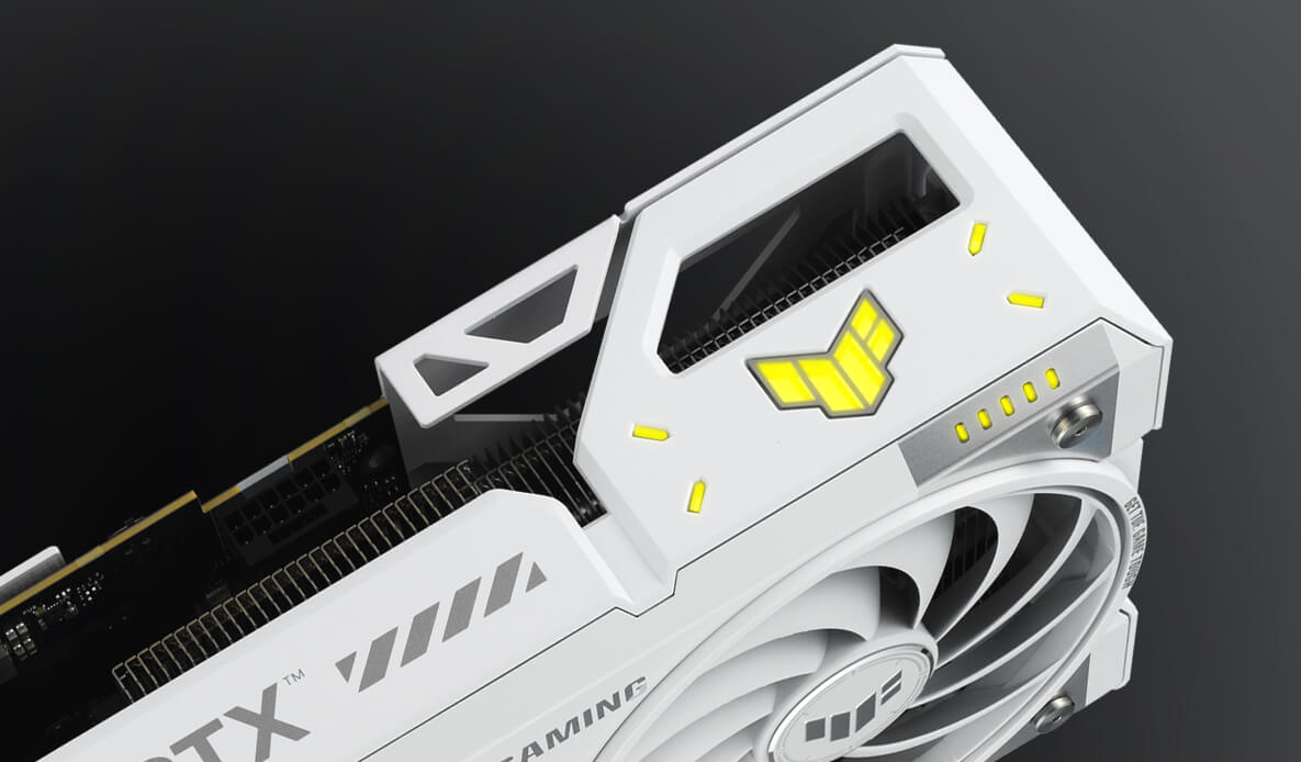 close-up em ângulo da placa de vídeo ASUS TUF Gaming GeForce RTX 5070 Ti White Edition, destacando o elemento ARGB