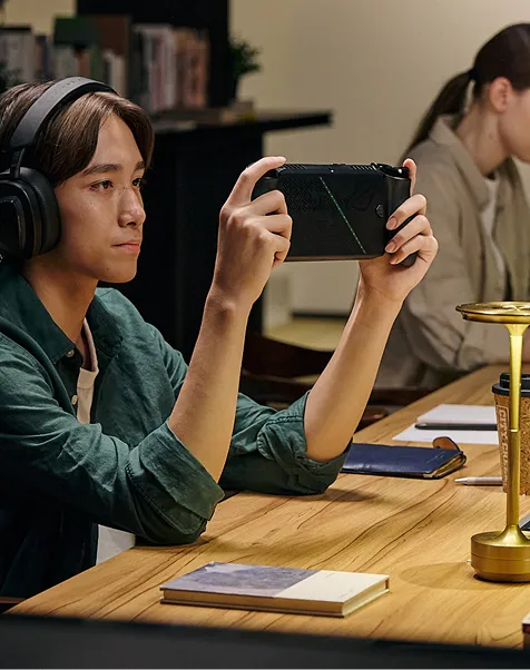 Två personer spelar på ROG Xbox Ally X-handdatorer på två olika platser.