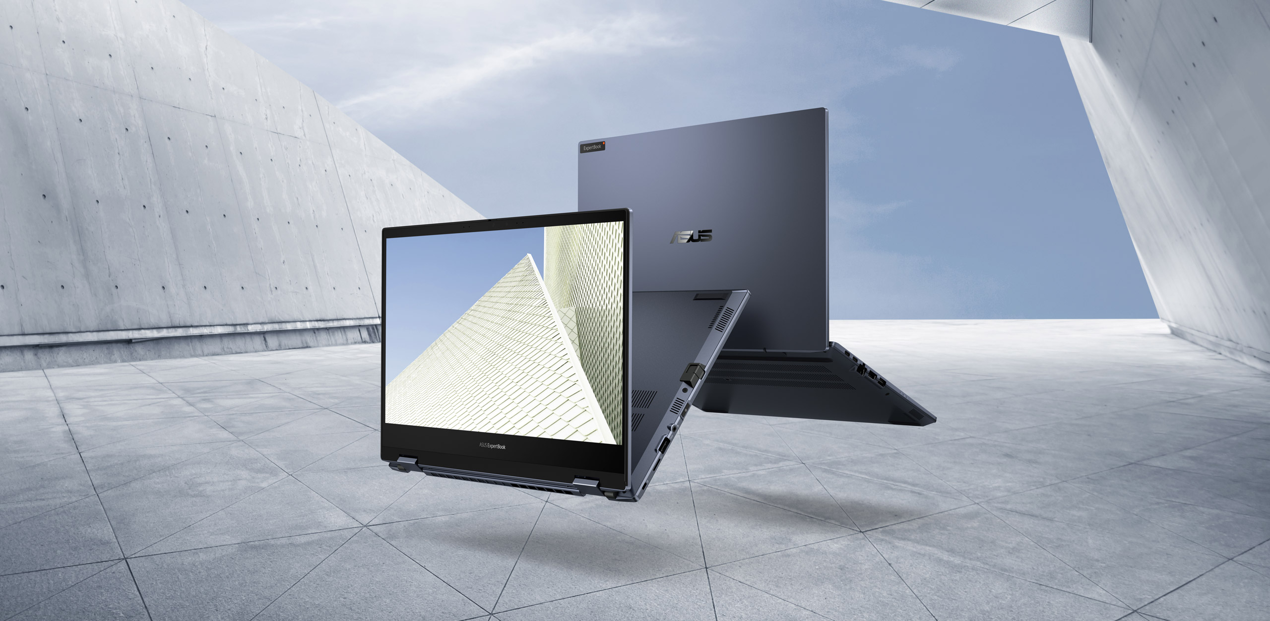 ASUS ExpertBook B5, sur fond de ciel bleu et d'architecture minimaliste.