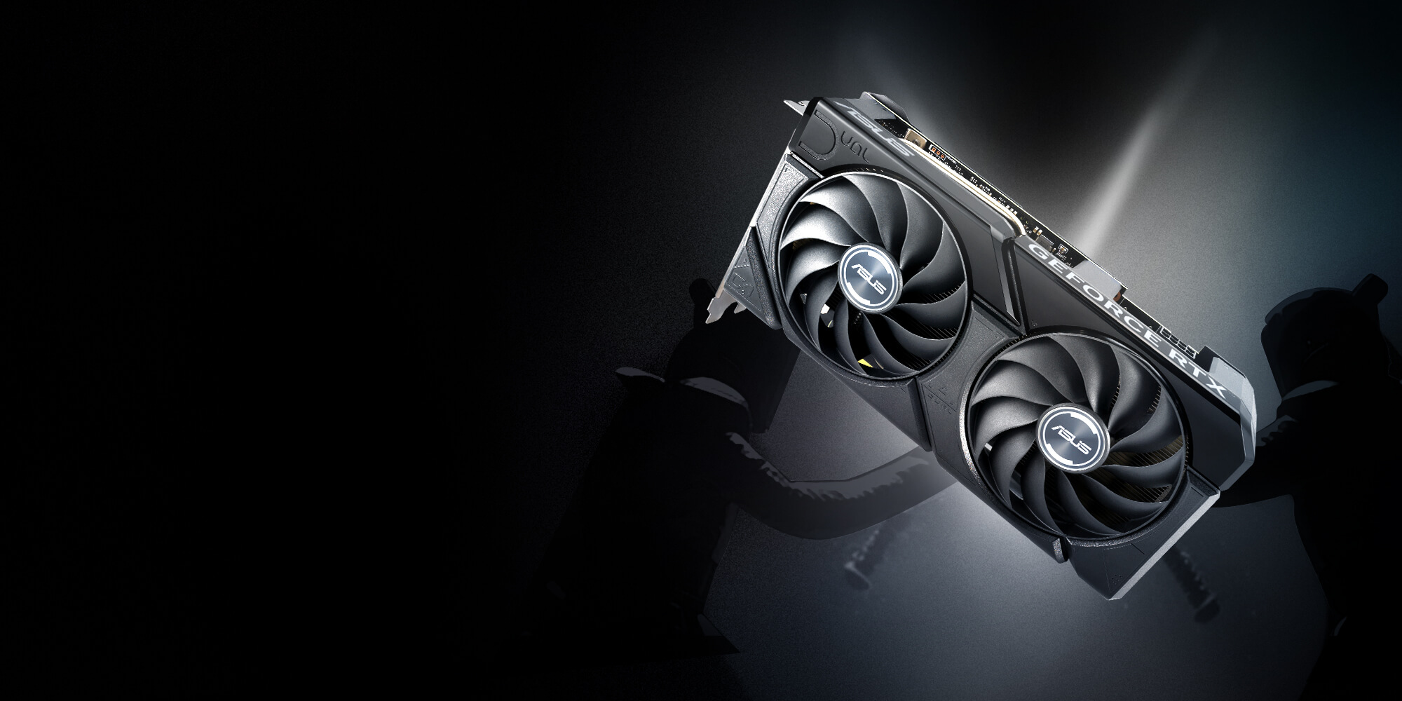 Schrägansicht der ASUS Dual GeForce RTX 4070 EVO Grafikkarte von vorne