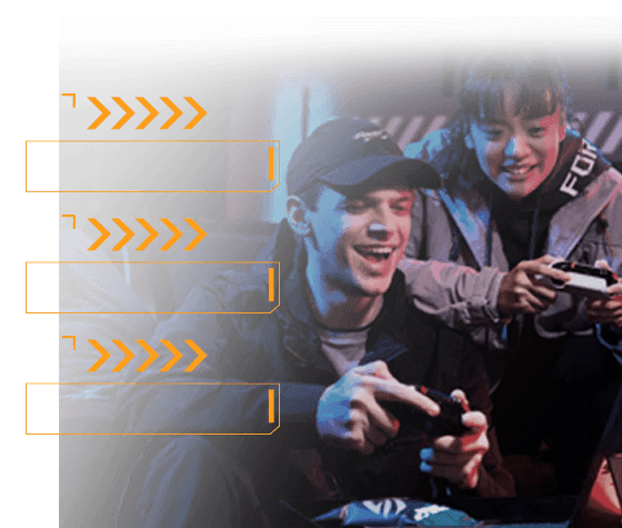 Un uomo e una donna sorridono mentre giocano insieme a un videogioco utilizzando dei controller portatili.