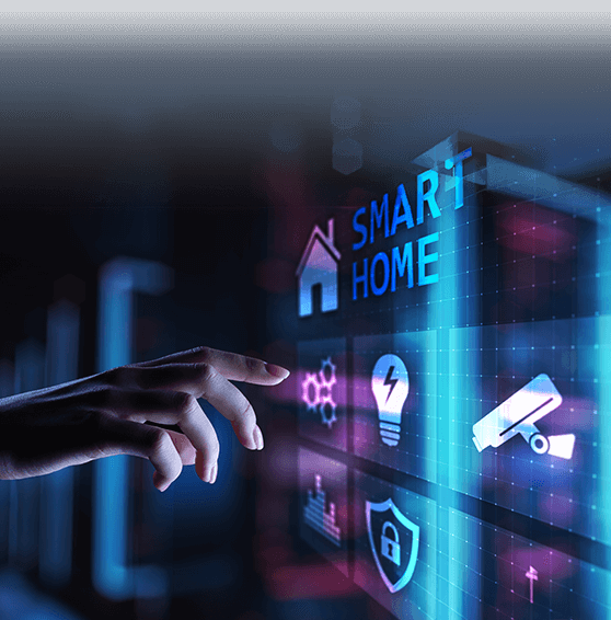 Una mano tocca l'interfaccia luminosa della casa intelligente con le icone di controllo.