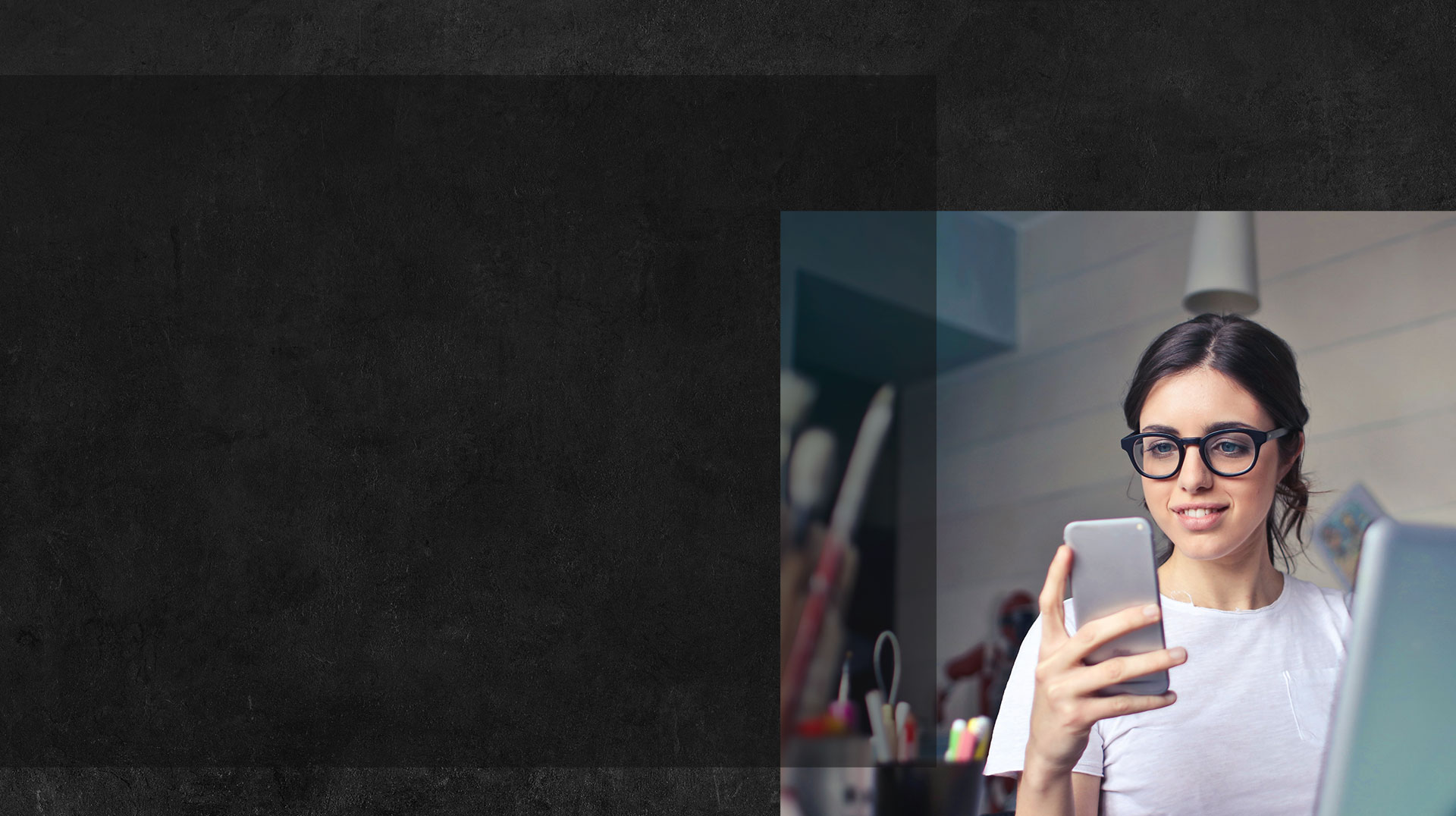 Eine Frau benutzt ihr Smartphone, um Informationen auf der ASUS router App zu durchsuchen
