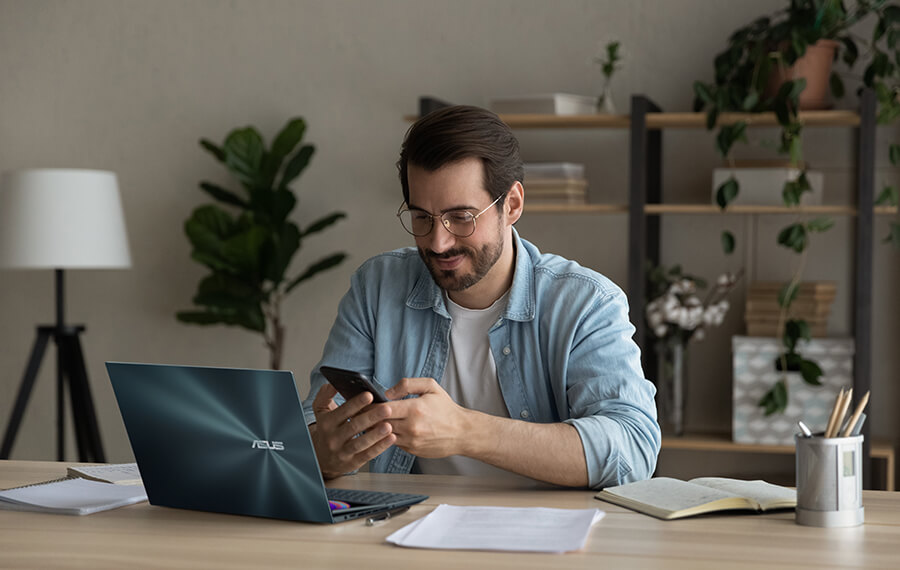 Een man gebruikt de ASUS Router-app via zijn smartphone.