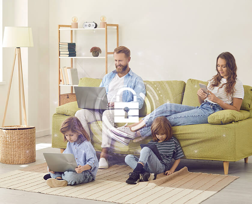 Cuatro miembros de la familia utilizan distintos dispositivos digitales, como portátiles, smartphones y tabletas, bajo la potente protección de la seguridad mejorada de ASUS.