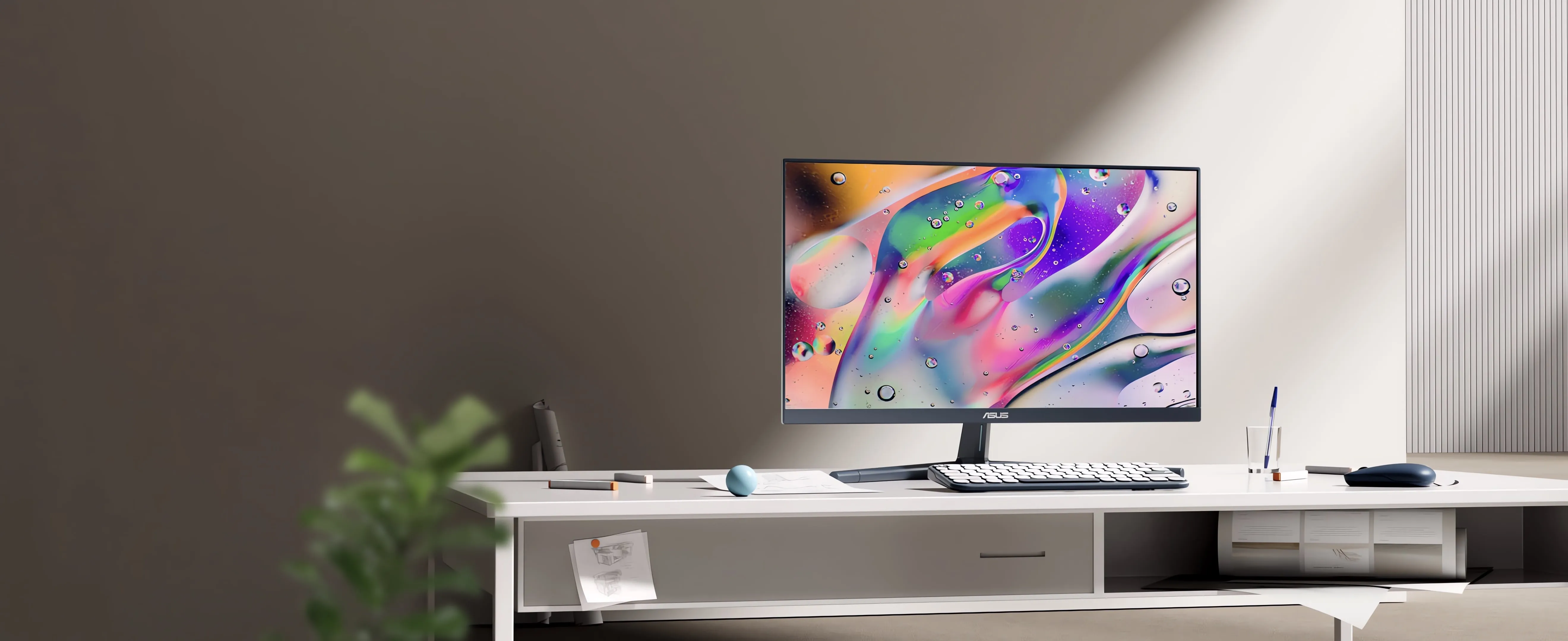 Monitor na biurku