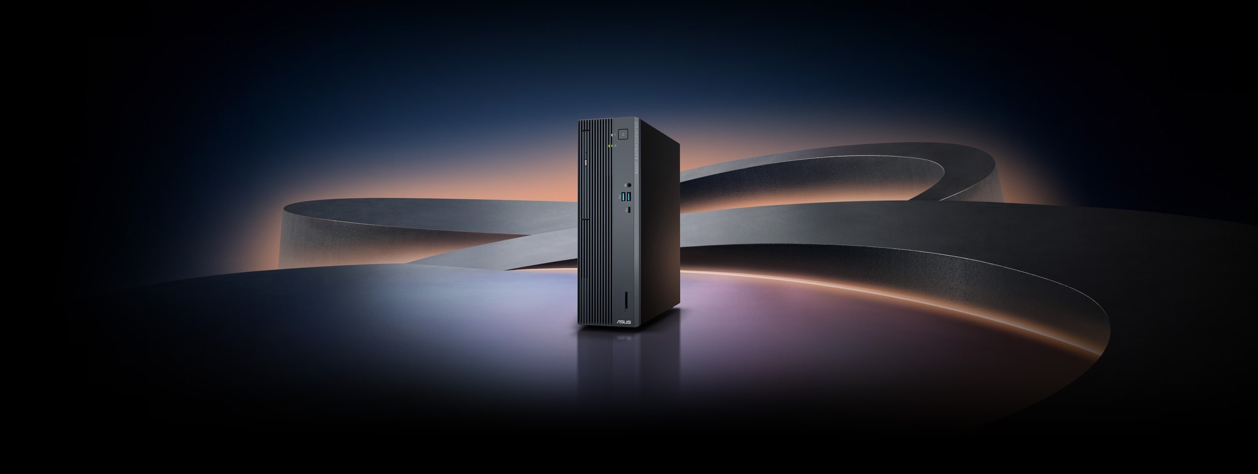 ASUS ExpertCenter P700 SFF (PM700SK)佇立於充滿未來感的暗色建築場域中，以流暢的曲線及橘紫色的氛圍燈光點綴其中。