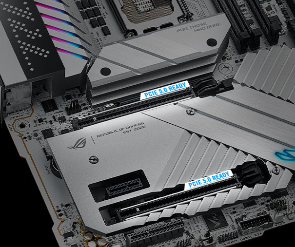 Deska ROG Maximus Z790 Apex je vybavena dvěma rozšiřujícími PCIe 5.0 sloty.