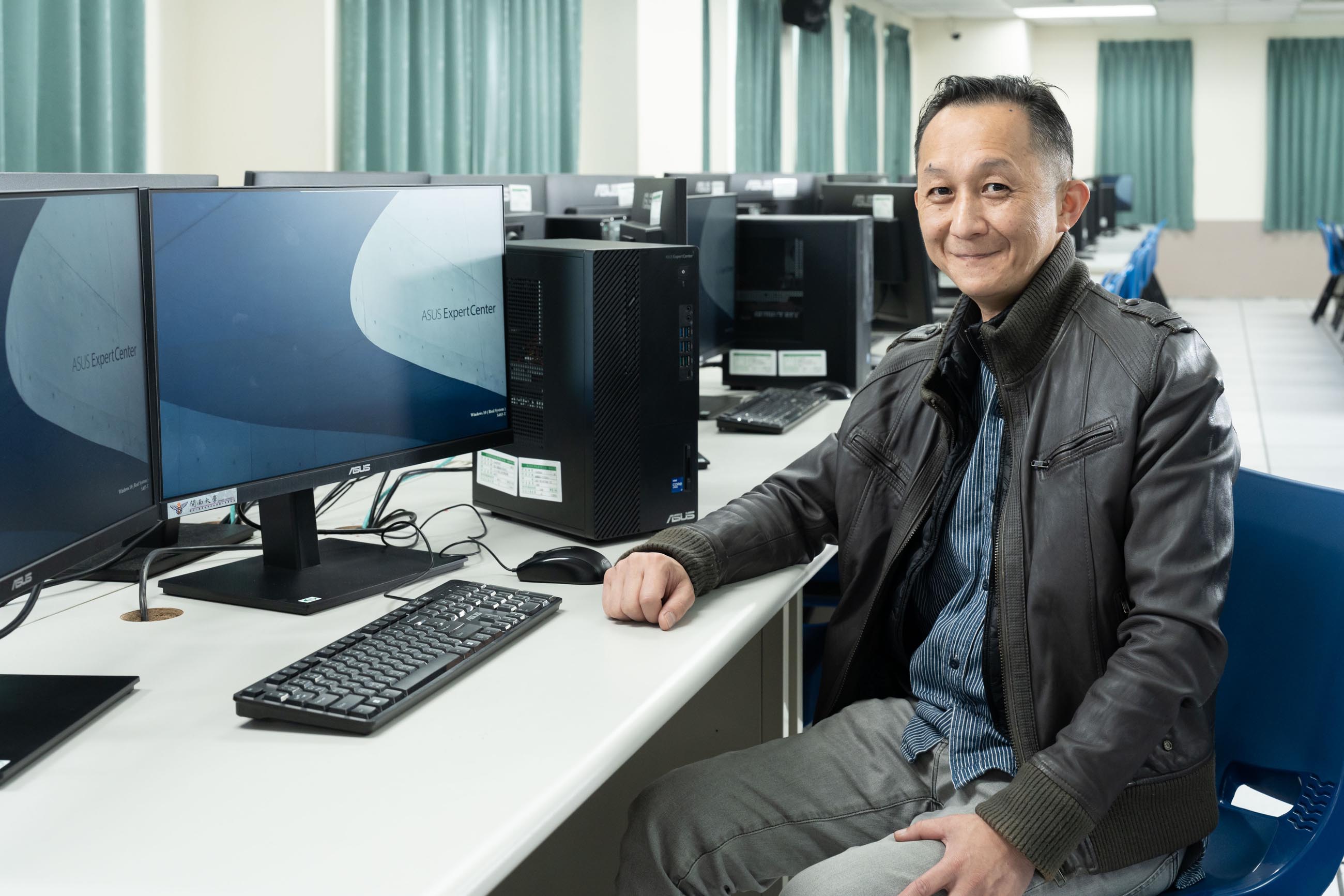 開南大學電影與創意媒體學系黃國賢老師強調，電腦硬體在3D領域直接關乎教學內容和品質。升級為ASUS ExpertCenter M9 Mini Tower後，讓他更能放心開課教授最新技術。