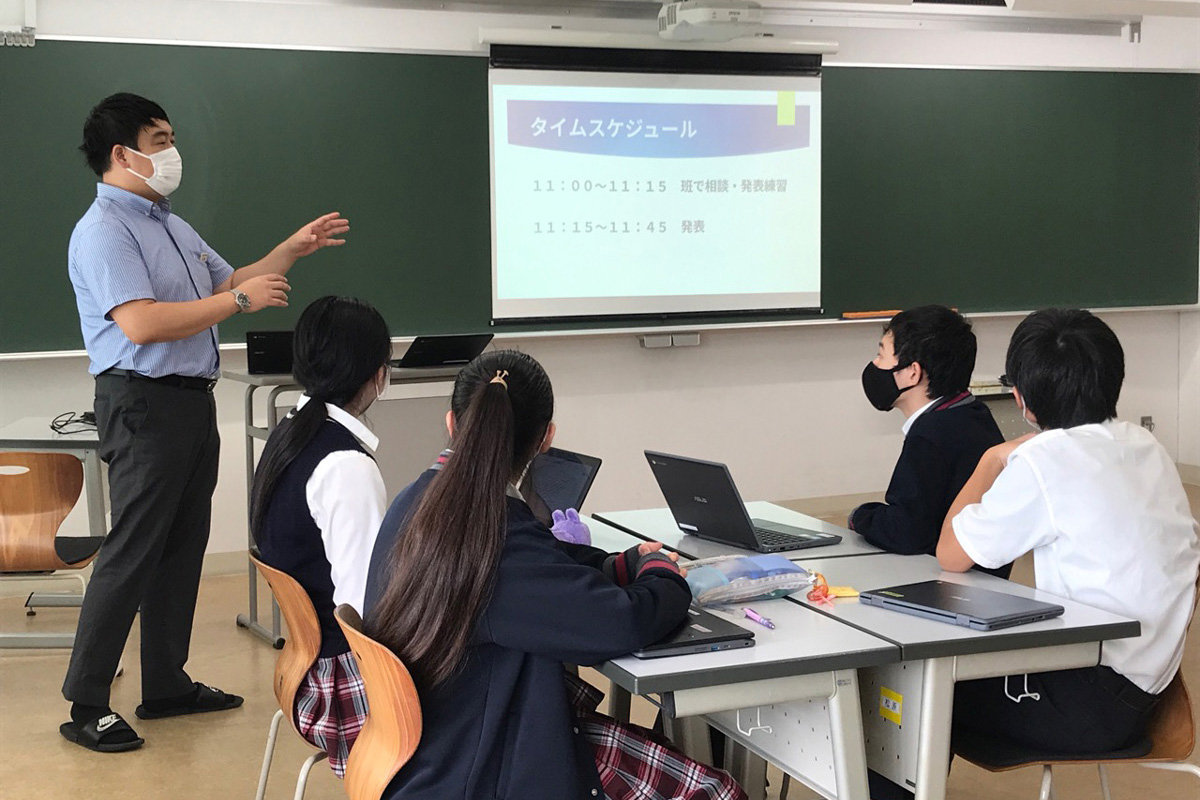クラス全員の進捗を画面で確認する渡辺桂祐 教諭