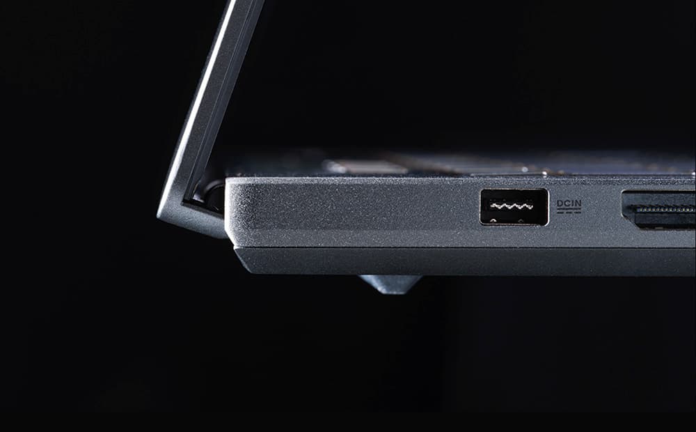 Gros plan sur le port d'alimentation et la charnière furtive d'un Zephyrus G16 Eclipse Grey.