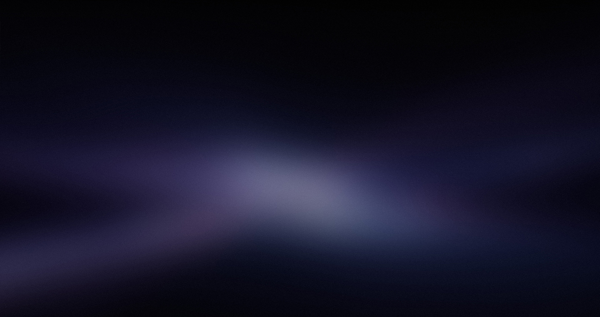 Fond à dominante bleu-gris foncé, entrecoupé d'argent dans un effet de dégradé.