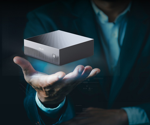 身穿西裝的男子在充滿未來感的場景中，手持懸浮的 ASUS 迷你電腦。