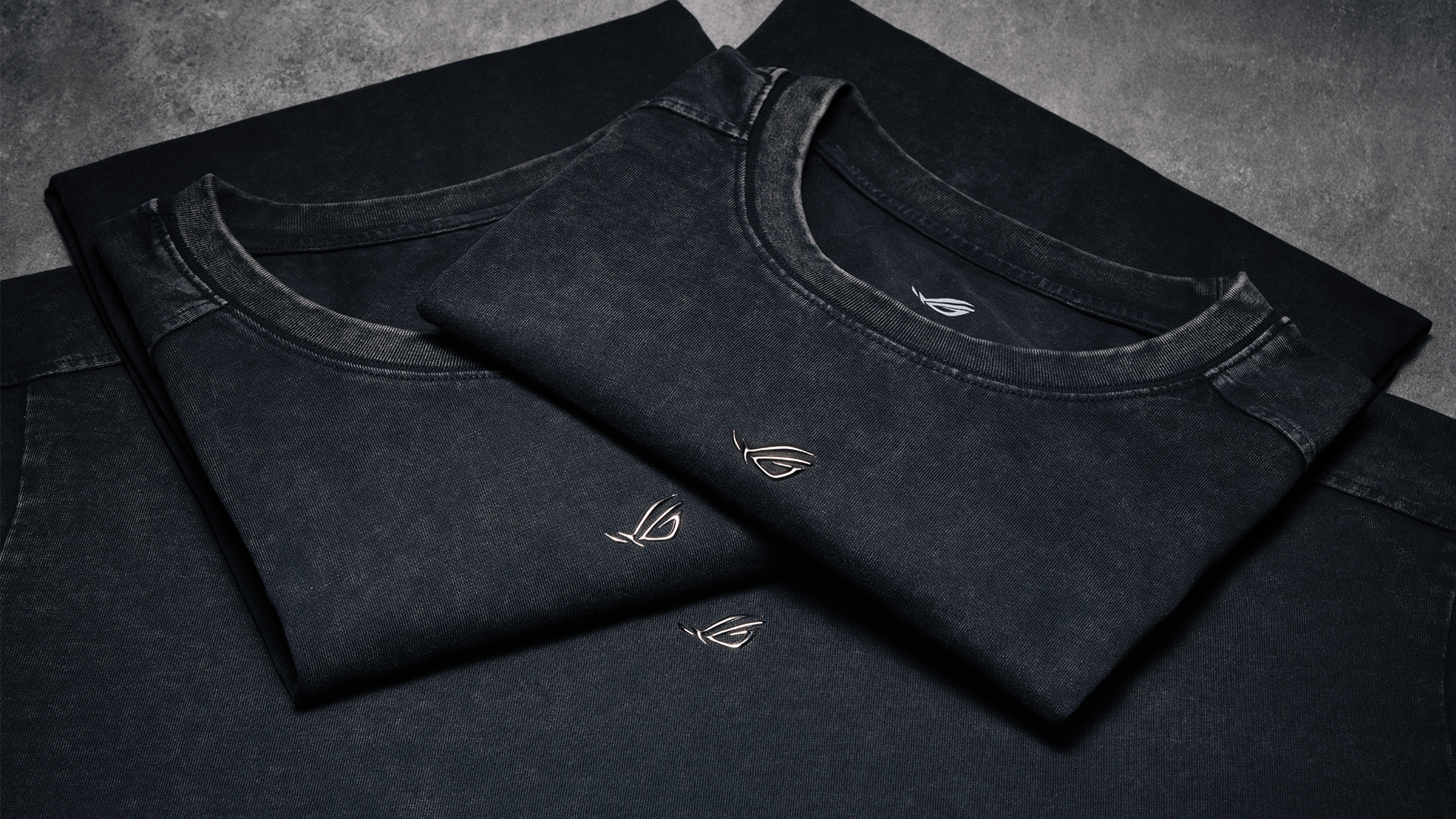 Water droplets on the surface of the ROG Apex Windbreaker to showcase the water-resistant outer material 