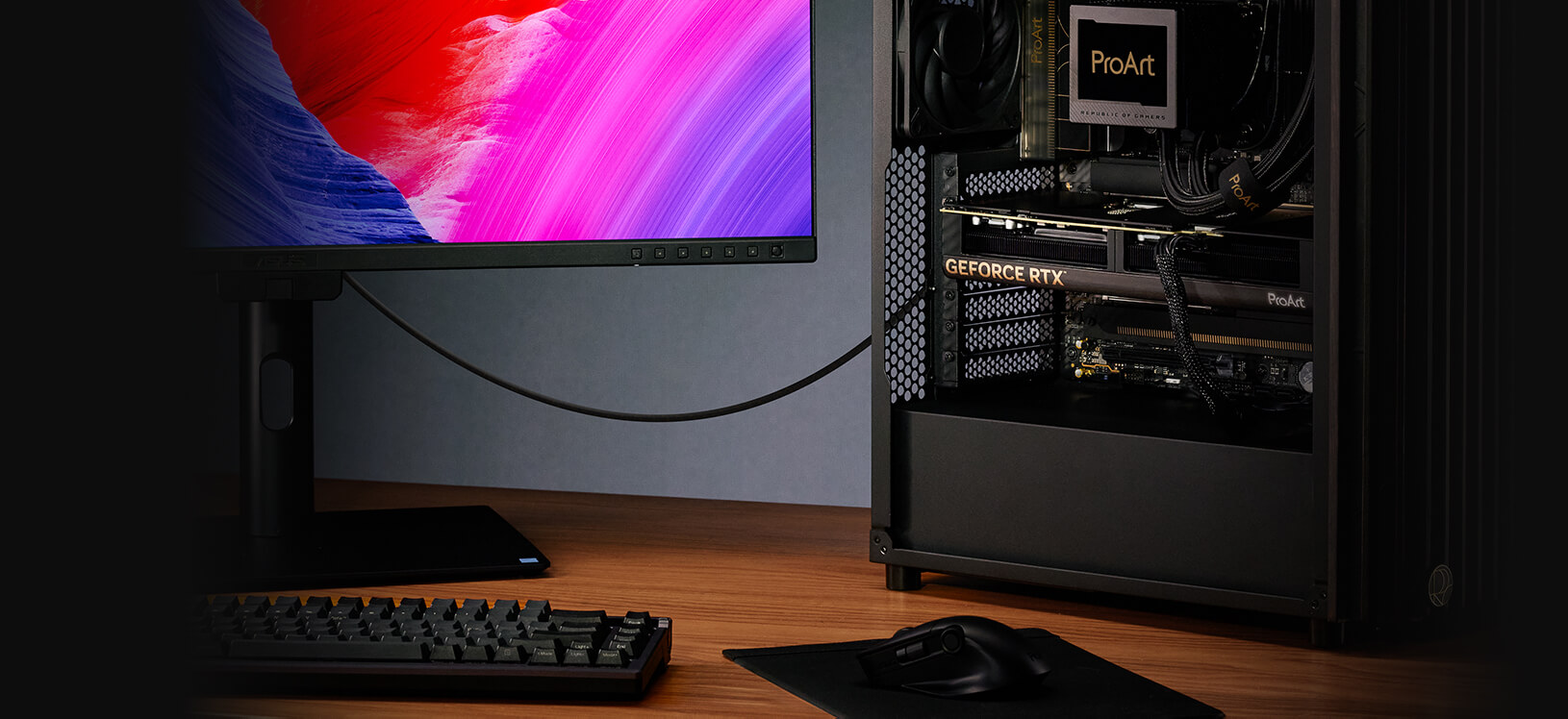 ProArt PC build se connecte au moniteur ProArt via USB Type-C, ainsi qu'au clavier, à la souris et au tapis de souris sur la table.