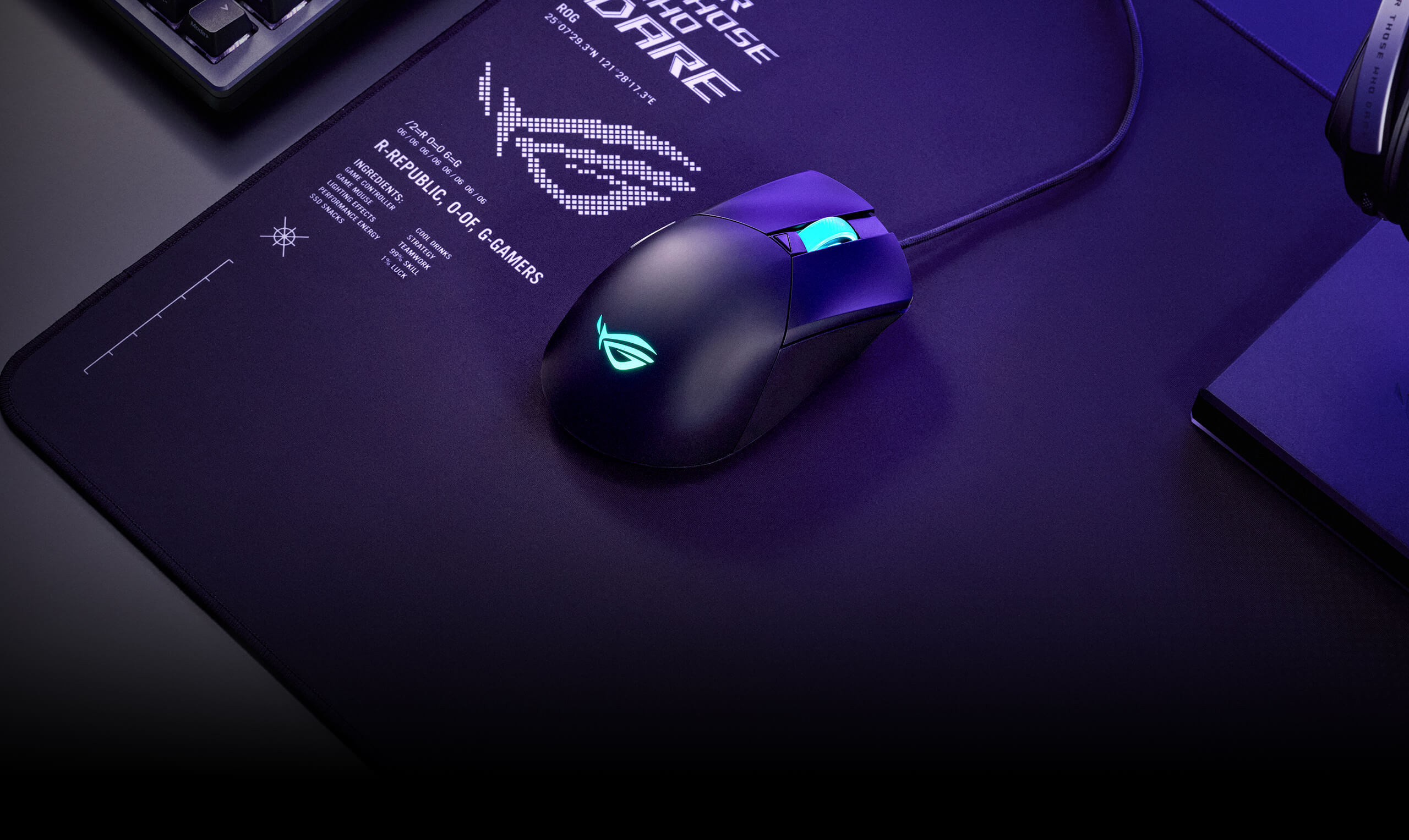 the Gladius III Core mouse placed on the Sheath II XXL mousepad
