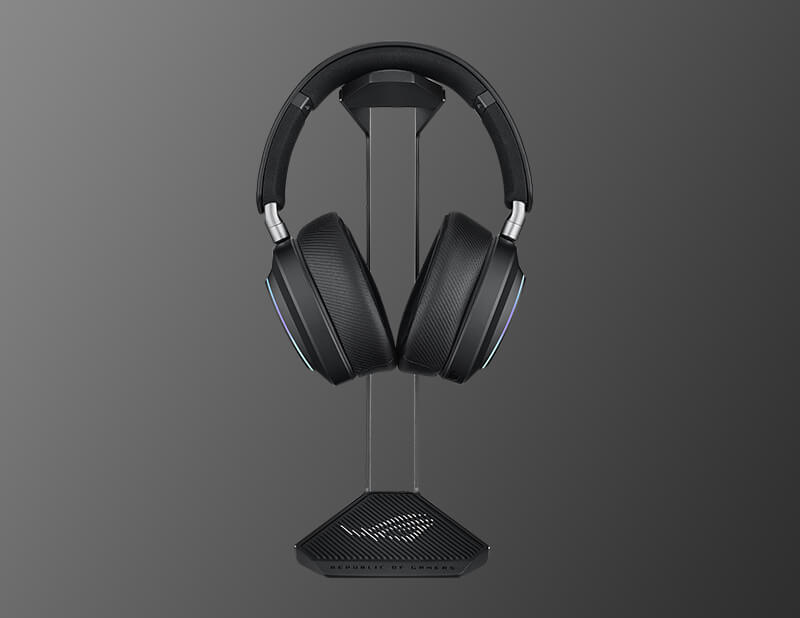 ROG Throne II Core 電競耳機架搭配 ROG 電競耳機，背景為灰色。