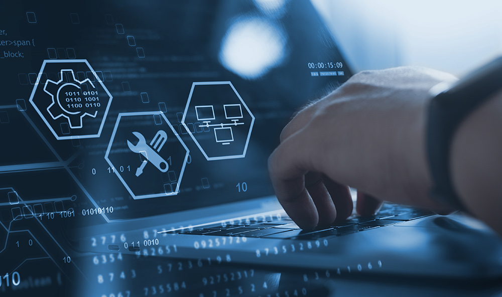 A mão de uma pessoa digitando em um teclado de laptop com gráficos digitais de engrenagens e ferramentas sobrepostas, ilustrando o gerenciamento fora de banda (OOB) em placas-mãe ASUS CSM para acesso remoto a dispositivos, monitoramento e solução de problemas de sistemas que não respondem