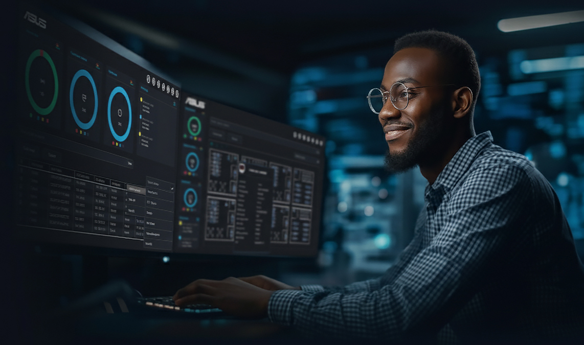 Uma pessoa que trabalha como equipe de TI senta-se em uma mesa em uma sala escura, trabalhando em um computador com dois monitores que exibem a interface do software ASUS Control Center Express. As telas mostram dados de desempenho do sistema, gráficos e painéis de controle.