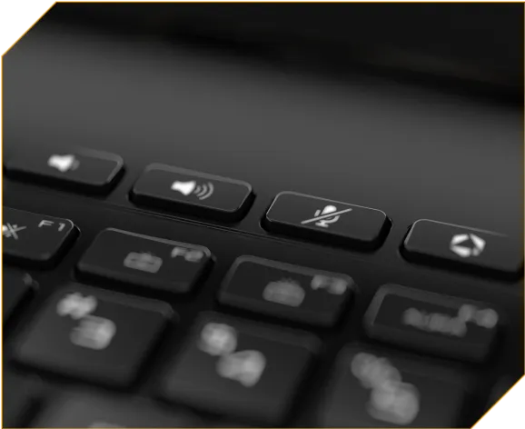 Een close-up van speciale volume-, dempen- en Armoury Crate-toetsen aan de bovenkant van een laptoptoetsenbord.