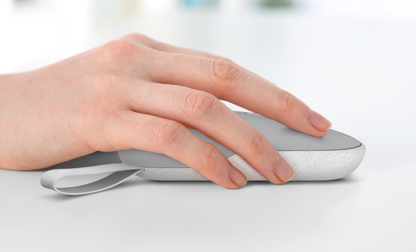 特寫展示女性的手指點擊星河紫的 ASUS Marshmallow 無線滑鼠 MD100。
