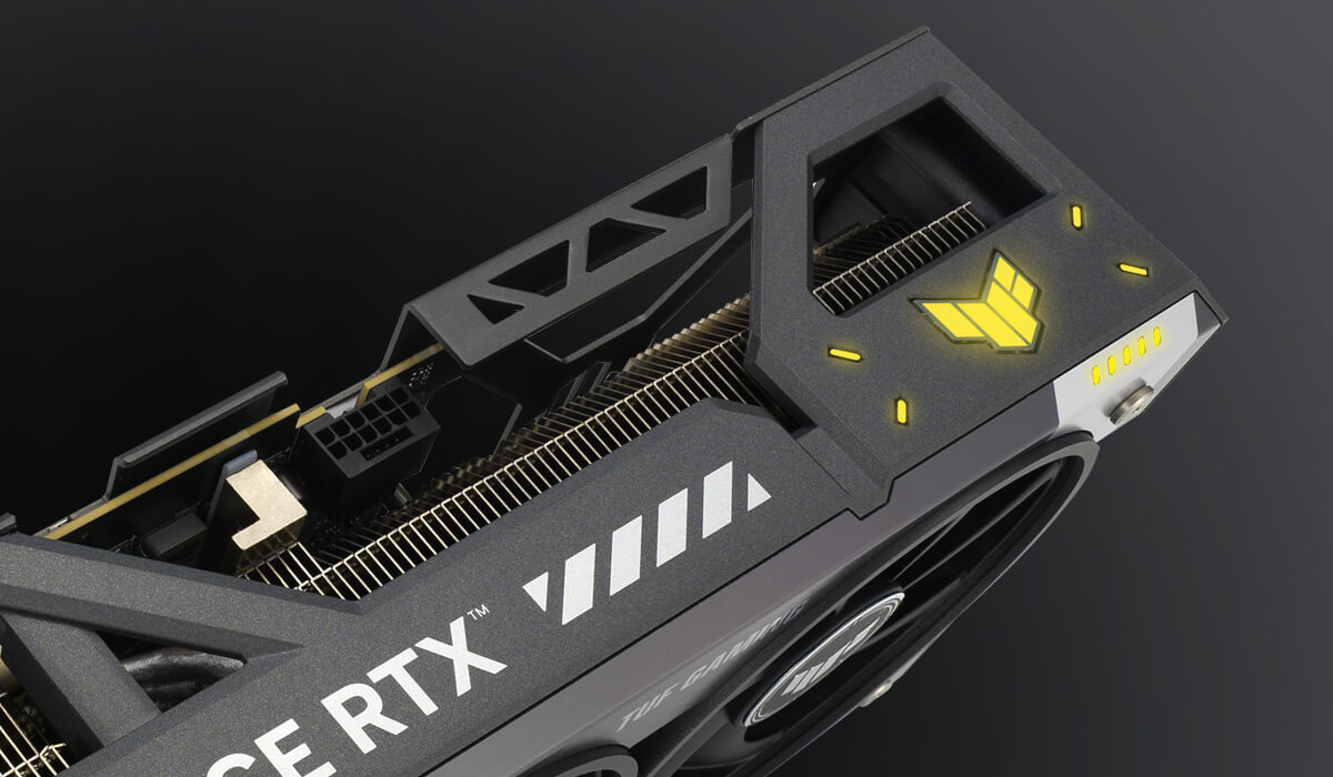 华硕 TUF Gaming GeForce RTX 5090 显示卡的倾斜特写，突出显示了 ARGB 元素