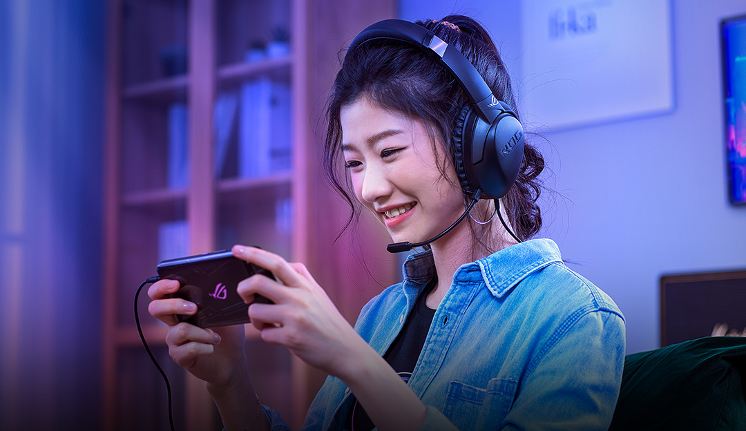 A women wearing ROG Strix Go Core and playing the ROG mobile phone