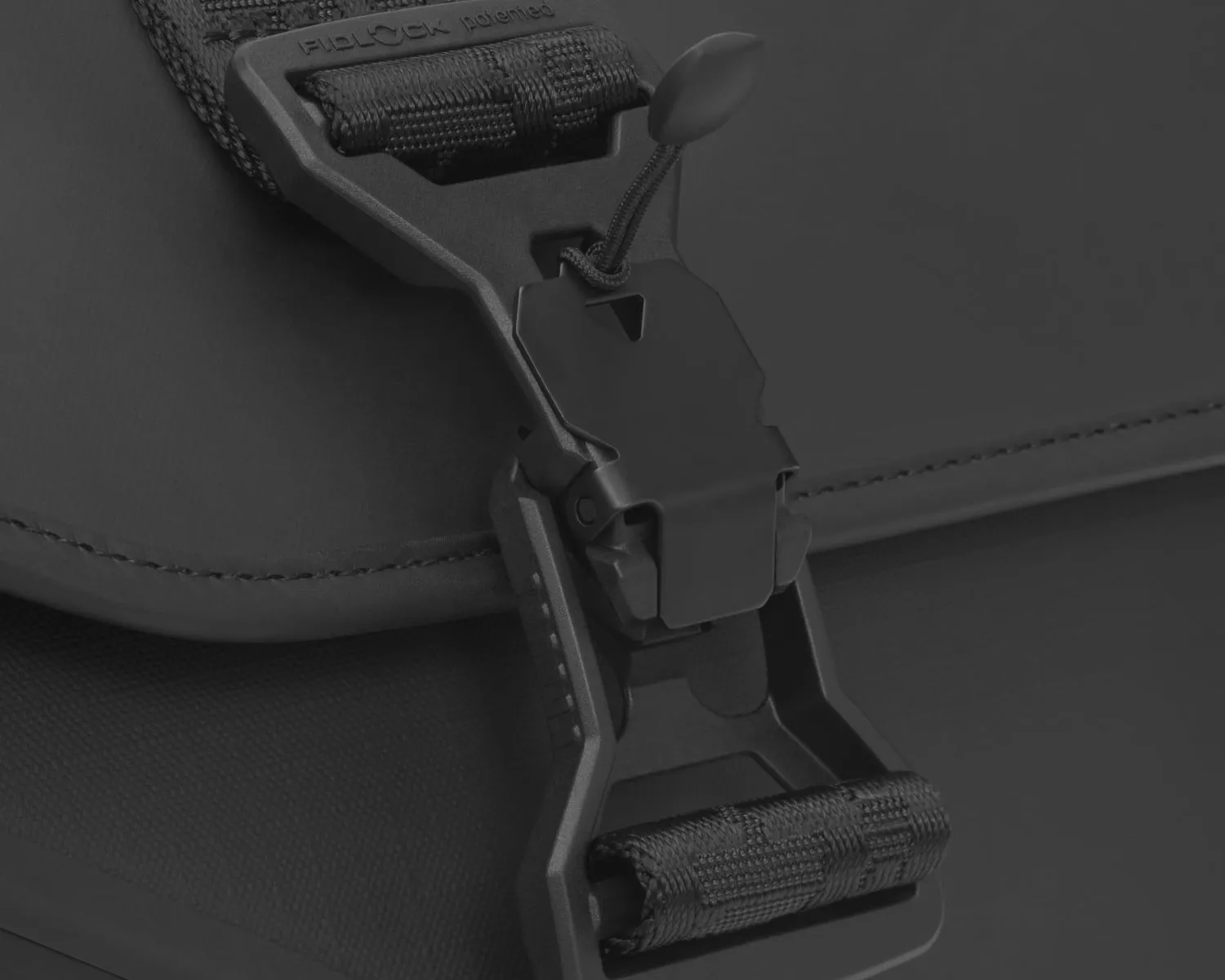 Detailní záběr magnetické přezky Fidlock na brašně ROG SLASH Sling Bag 2.0