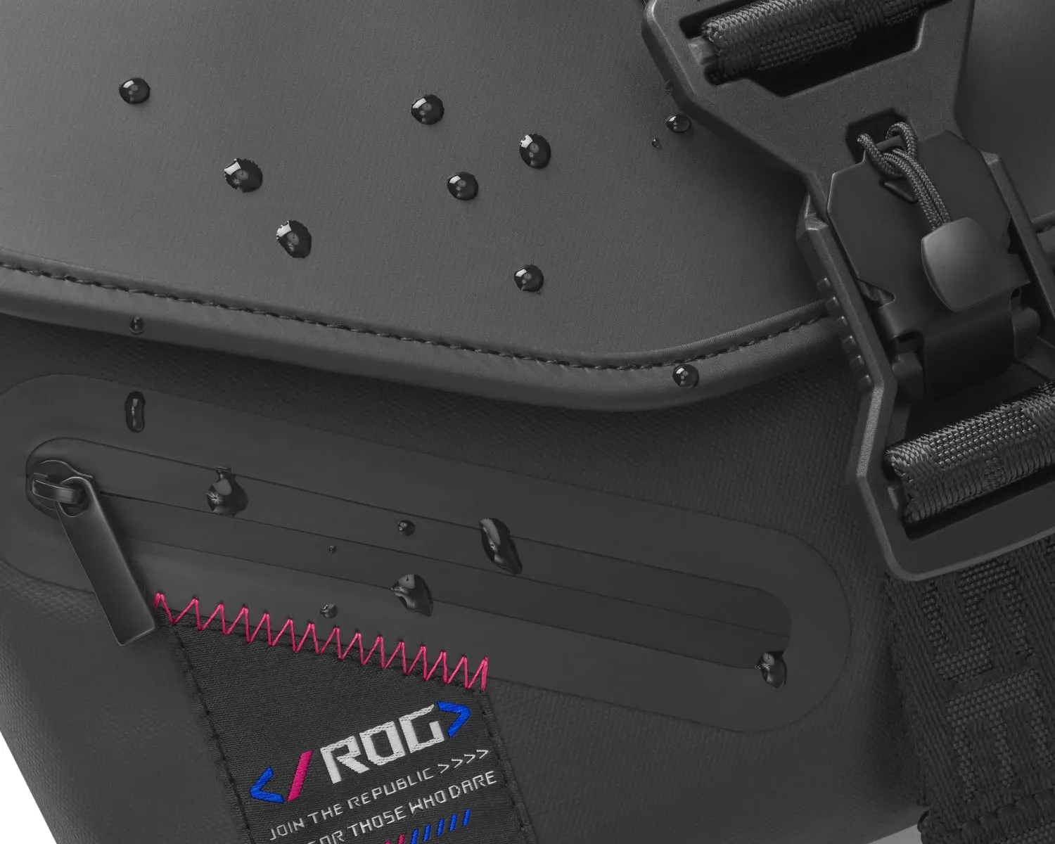 Detailní pohled na voděodolný materiál a zip brašny ROG SLASH Sling Bag 2.0