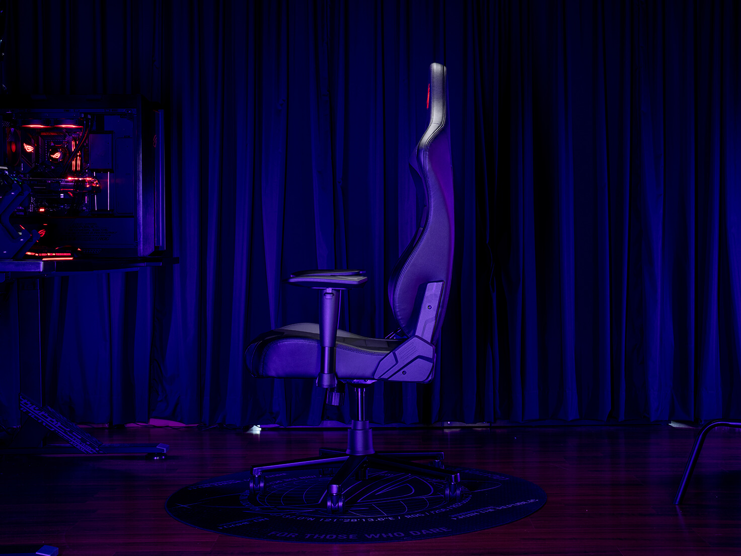 Вид збоку на геймерське крісло ROG Aethon у кімнаті