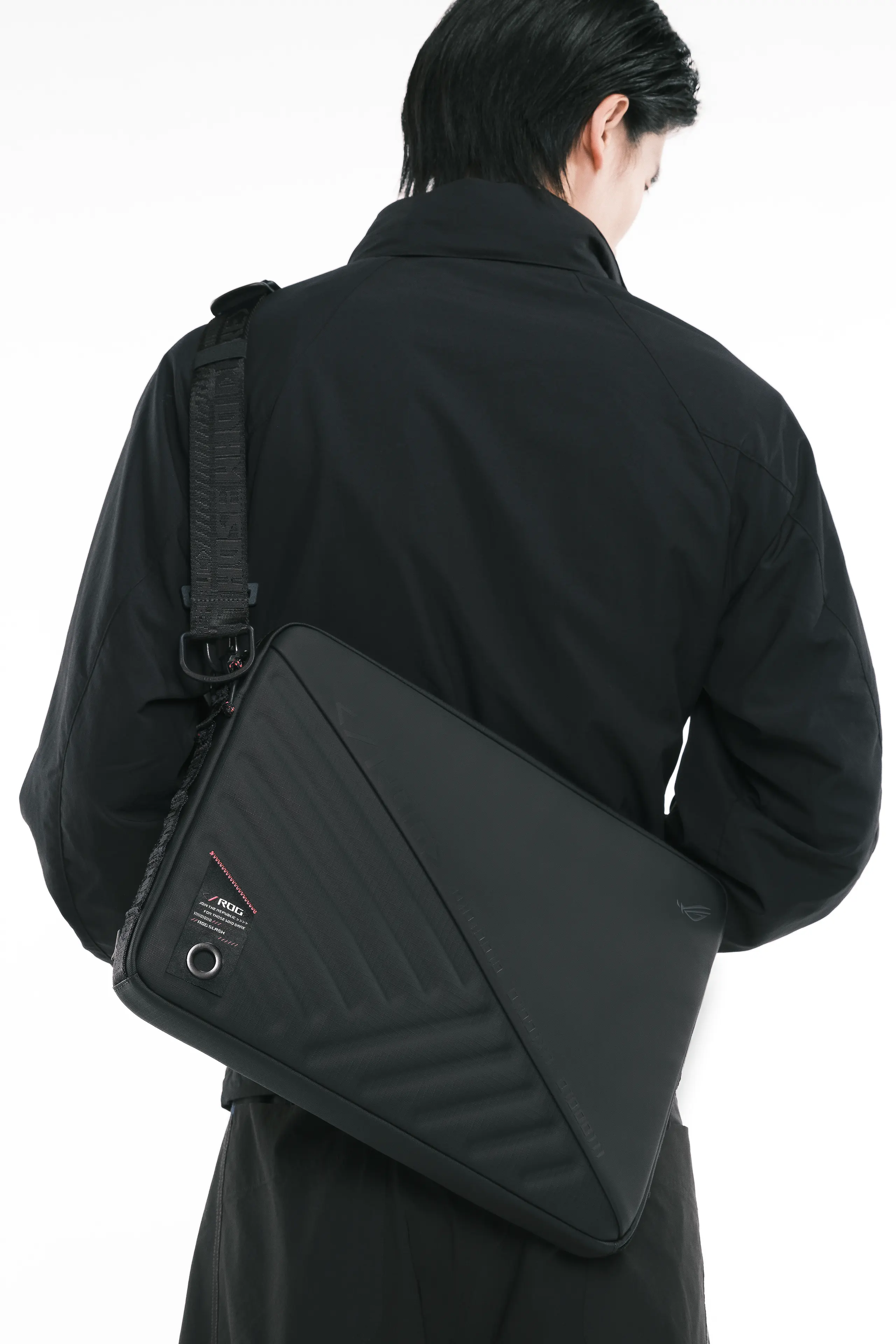 A person in black wearing the ROG SLASH Sleeve Bag 4.0 over their shoulder.