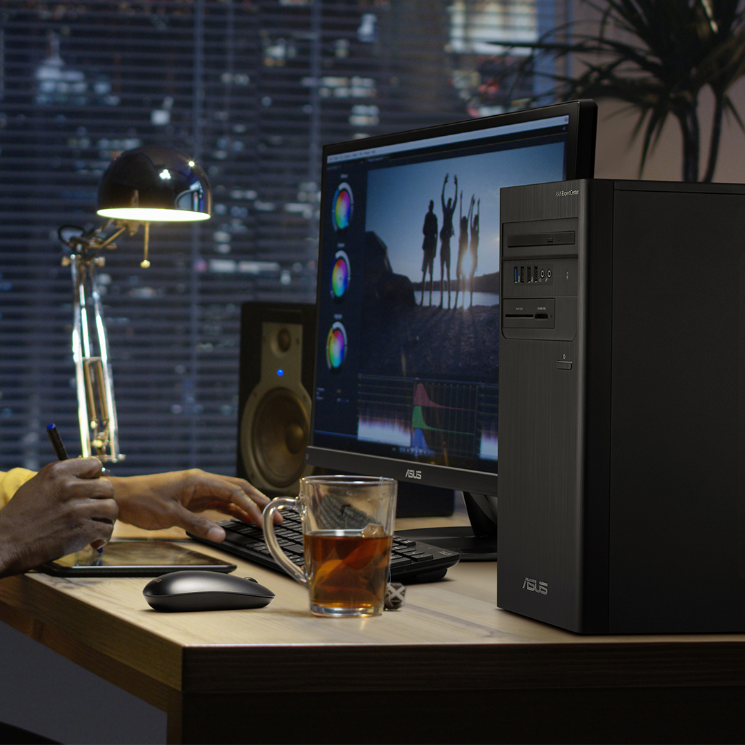 Un designer sta facendo editing video con il desktop ASUS ExpertCenter di notte.