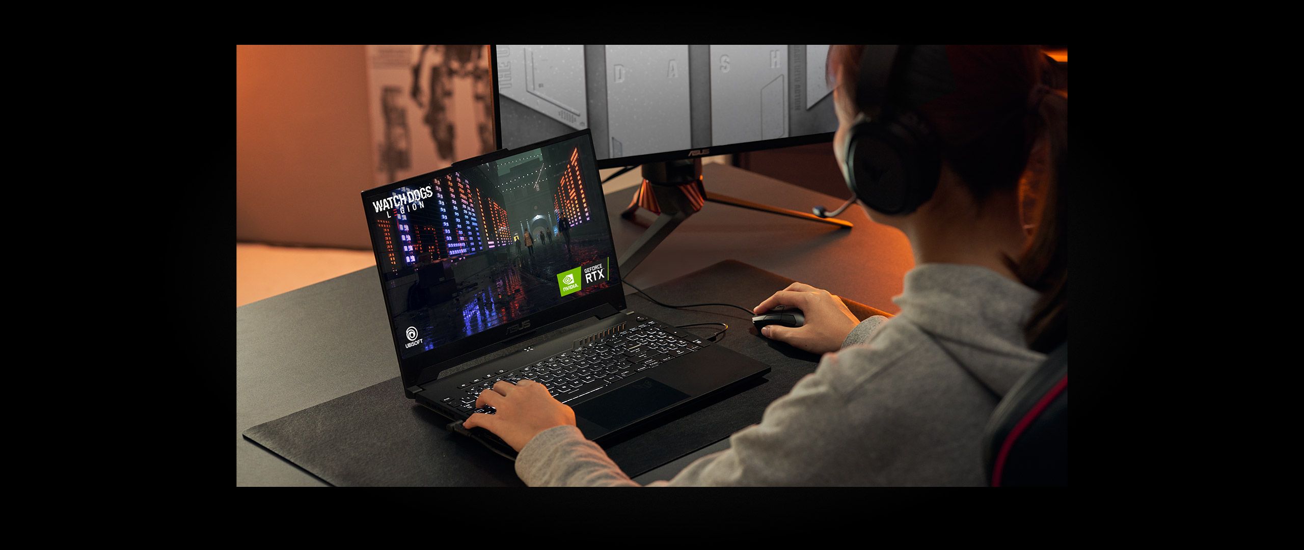 The image shows that a gamer plays Watch Dog game by ASUS TUF DASH F15 on performance section