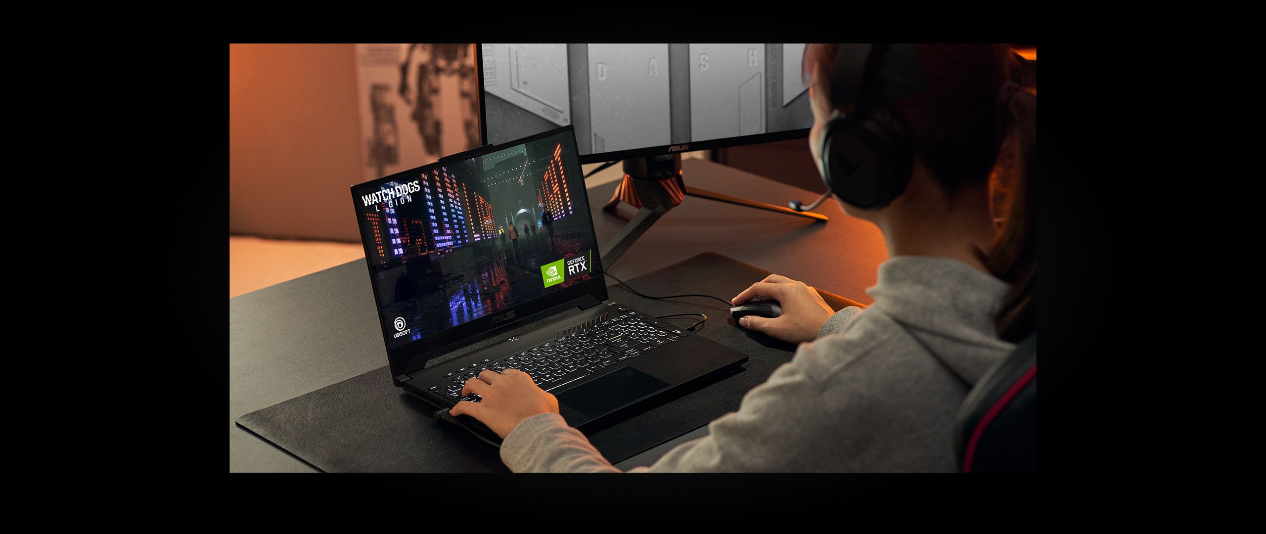 Геймер играет в Watch Dogs на ноутбуке ASUS TUF DASH F15