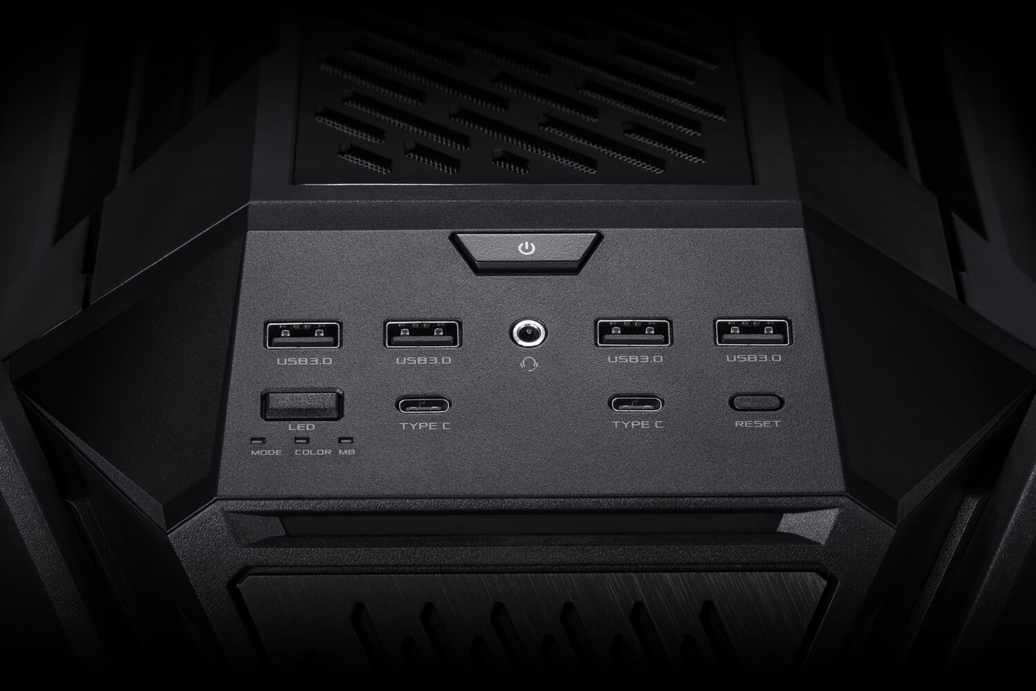 close-up van ROG Hyperion GR701 BTF Edition frontpaneel met focus op twee USB Type-C poorten