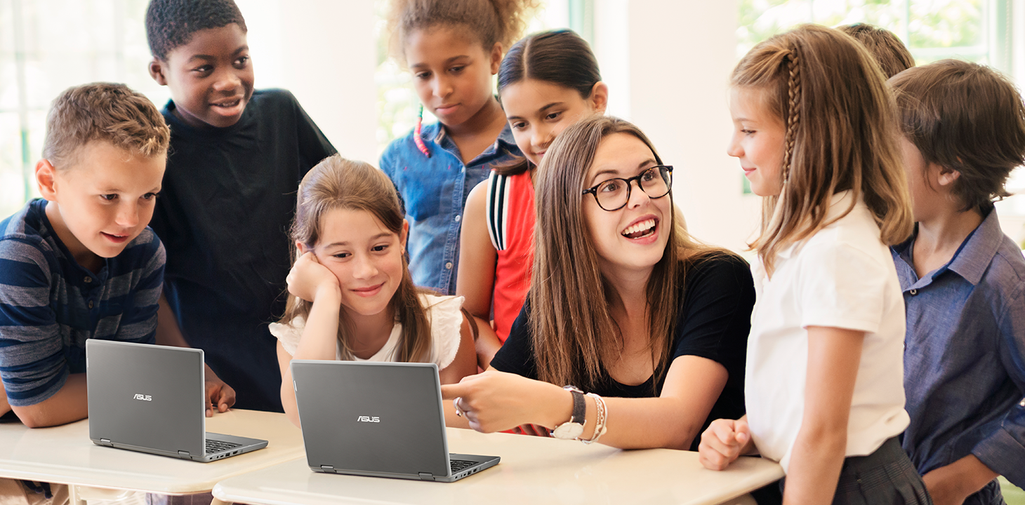 En lärare med en grupp K-12-elever som använder ASUS BR1100 laptops i klassrummet.