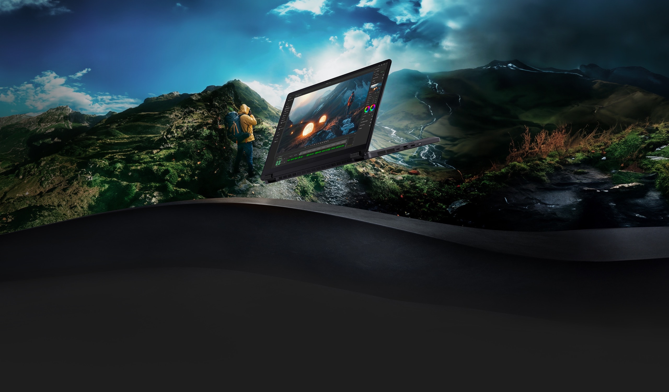 Ноутбук ProArt PX13 в стендовом режиме парит на фоне изображения с человеком в желтом плаще, шагающим сквозь горную долину.